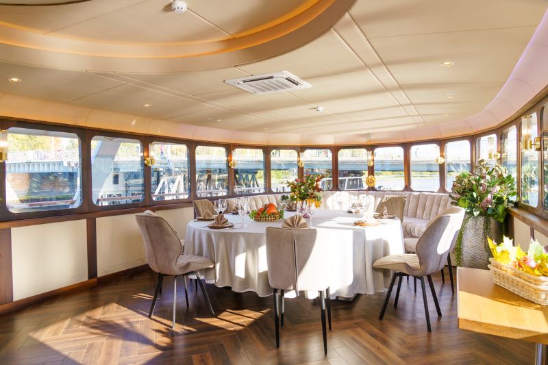 Exclusive! Зимние торжества с прогулкой к Лахта Центр на теплоходе-ресторане!