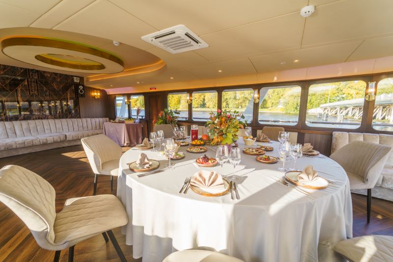 Exclusive! Зимние торжества с прогулкой к Лахта Центр на теплоходе-ресторане!