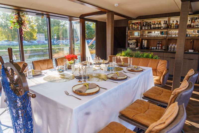 Exclusive! Зимние торжества с прогулкой к Лахта Центр на теплоходе-ресторане!