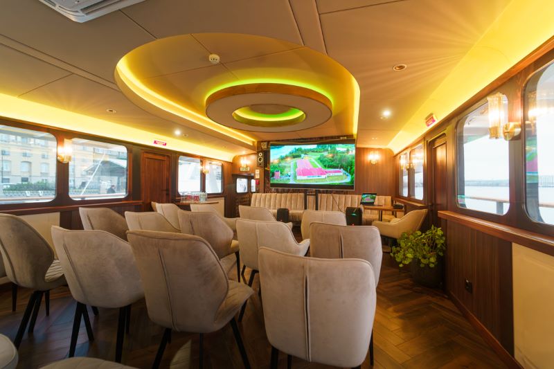 Exclusive! Зимние торжества с прогулкой к Лахта Центр на теплоходе-ресторане!